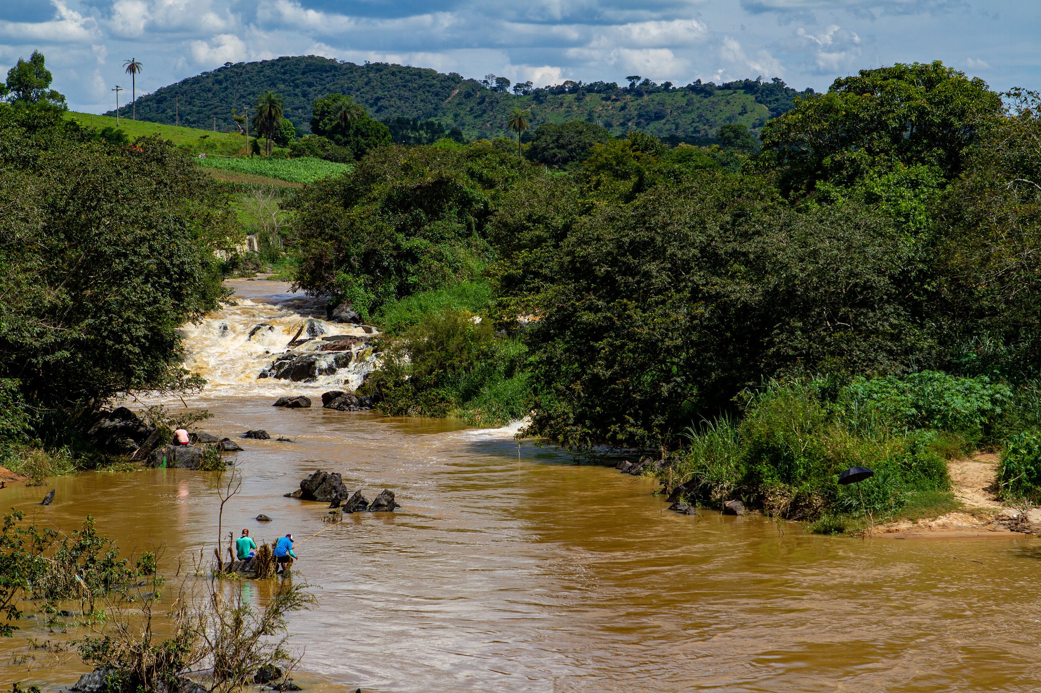 Bombeiros fazem buscas por pescador desaparecido no Rio Pará, em Nova Serrana
