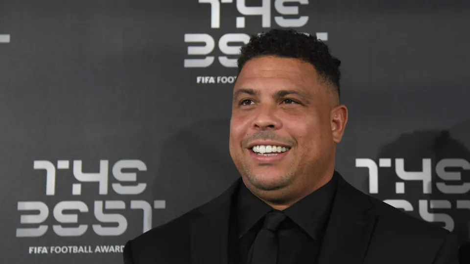 'Brasil é um país para sentir nojo', escreve mulher de Ronaldo após ex-jogador desistir de candidatura