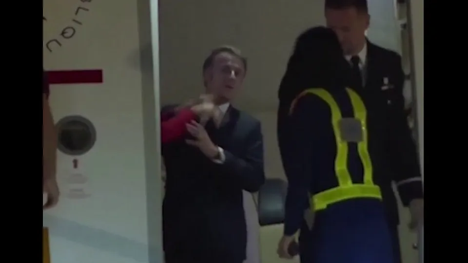 Brigitte dá empurrão no rosto de Macron e cena viraliza; veja vídeo