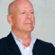 Bruce Willis é flagrado em público após celebrar 70 anos; veja