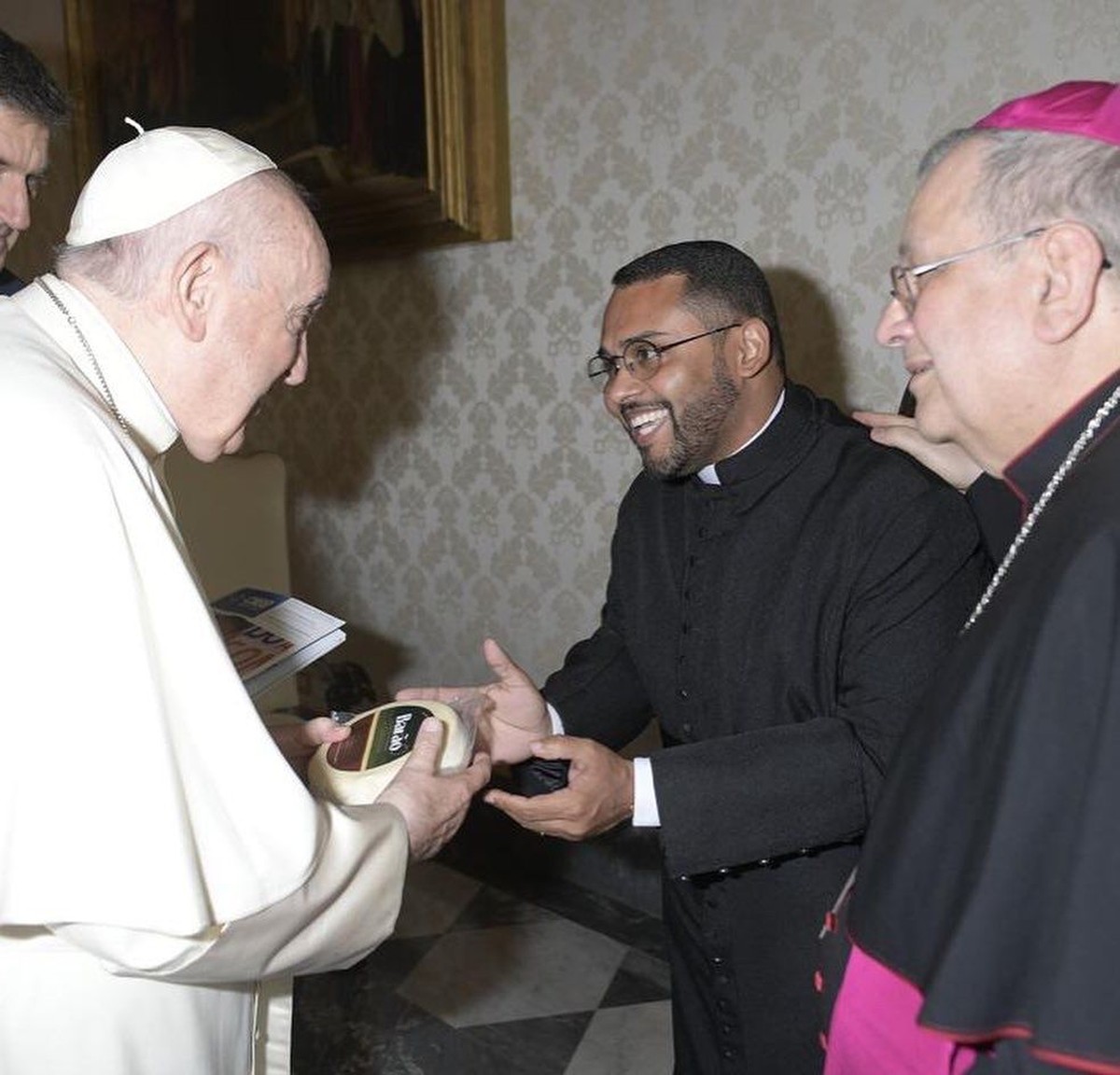 Cachaça e queijo: relembre as iguarias mineiras que o Papa Francisco ganhou de presente