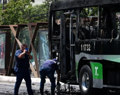 Câmera registra momento em que ônibus é atingido por avião em SP