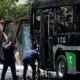 Câmera registra momento em que ônibus é atingido por avião em SP