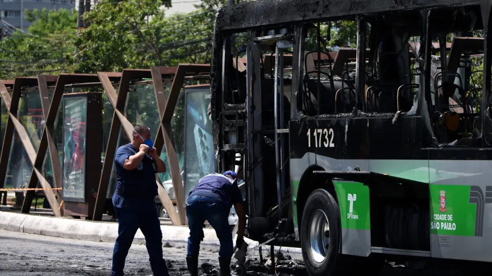 Câmera registra momento em que ônibus é atingido por avião em SP
