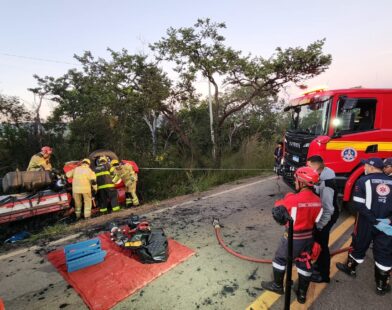 Caminhoneiro morre e passageiro fica ferido após capotamento na MG-423, em Pitangui