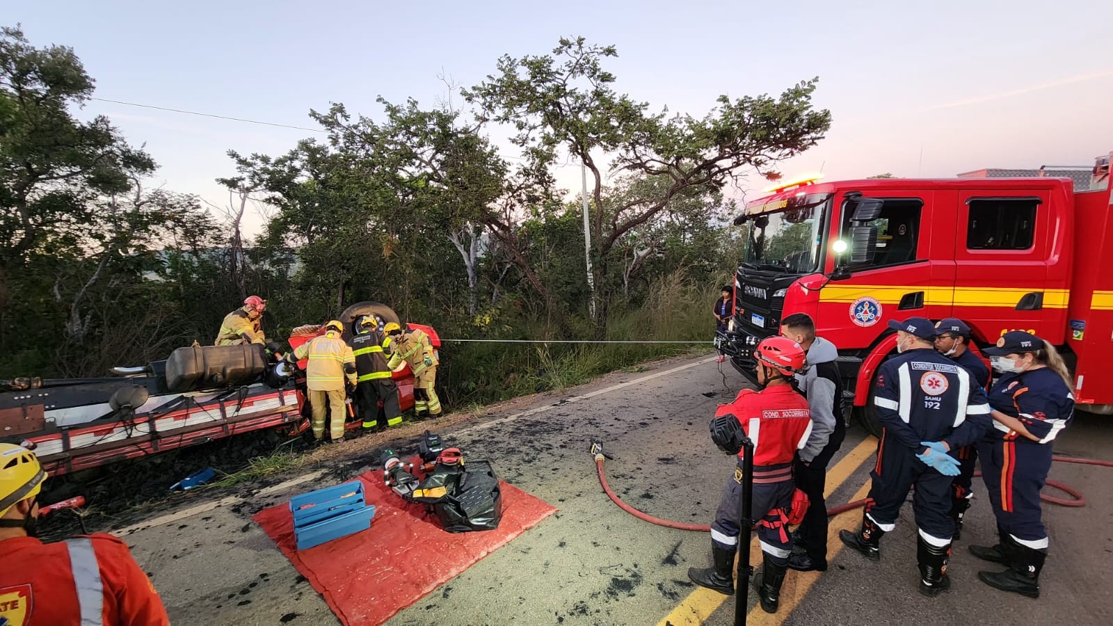 Caminhoneiro morre e passageiro fica ferido após capotamento na MG-423, em Pitangui