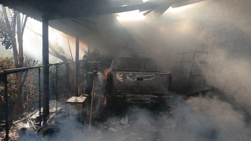 Caminhonete pega fogo e fica destruída no bairro Monterrey, em Bocaiuva