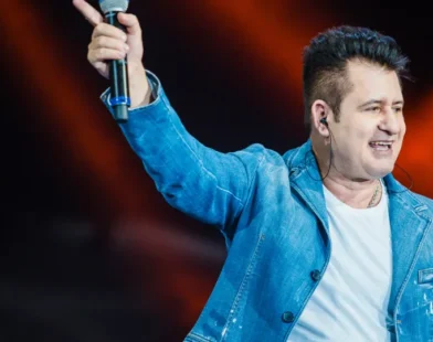 Cantor Marrone cai do palco, bate a cabeça e show é encerrado em Goiás
