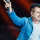 Cantor Marrone cai do palco, bate a cabeça e show é encerrado em Goiás