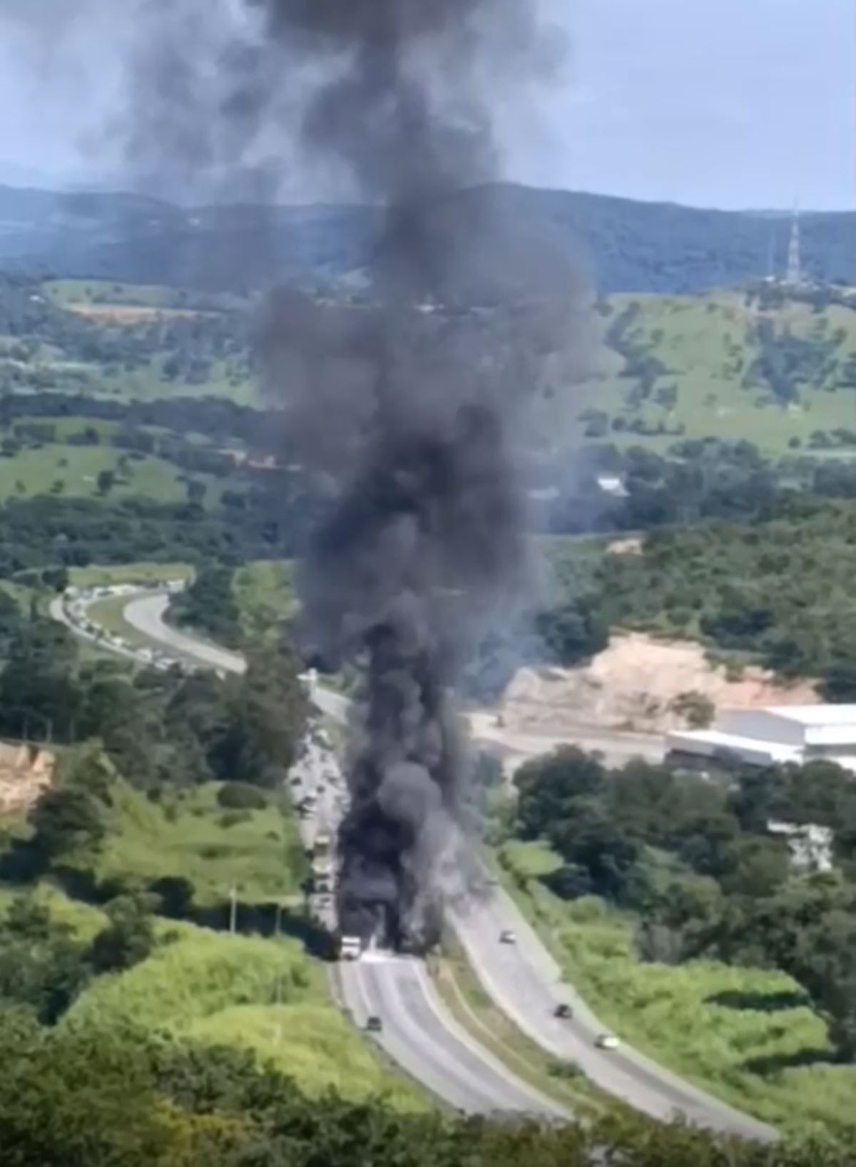 Carreta carregada com cimento pega fogo e interdita BR-262 em Igaratinga