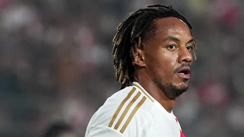 Carrillo vai de 'acabado' no próprio país a pilar em título do Corinthians