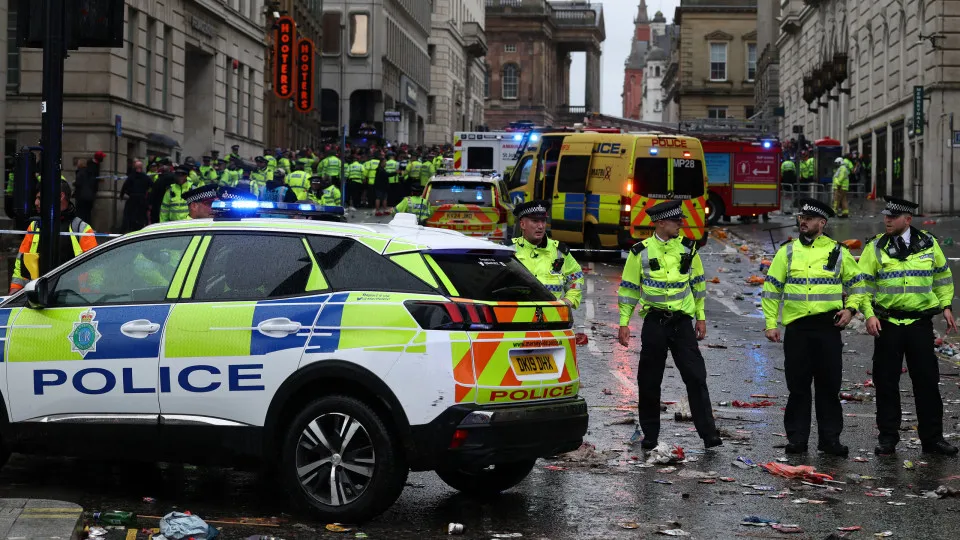 Carro atropela vários torcedores durante festa do título em Liverpool