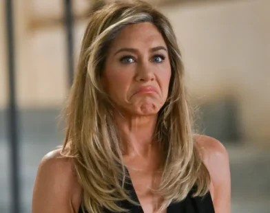 Carro invade mansão de Jennifer Aniston e destrói portão em Los Angeles
