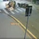Carro se parte ao meio em acidente e motorista segue dirigindo o veículo
