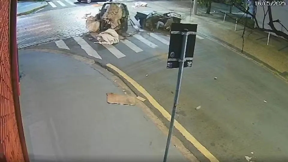 Carro se parte ao meio em acidente e motorista segue dirigindo o veículo