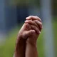 Casal sofre homofobia em viagem de ônibus de Balneário Camboriú para SP
