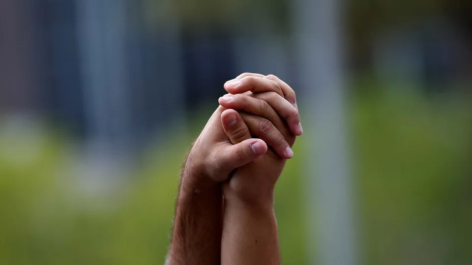 Casal sofre homofobia em viagem de ônibus de Balneário Camboriú para SP