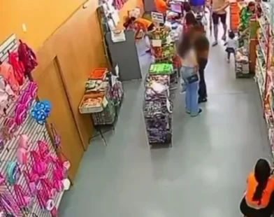 Celular explode no bolso de jovem que fazia compras; veja o vídeo