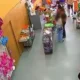 Celular explode no bolso de jovem que fazia compras; veja o vídeo