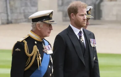 Charles fica 'irritado' e 'frustrado' com declarações do príncipe Harry