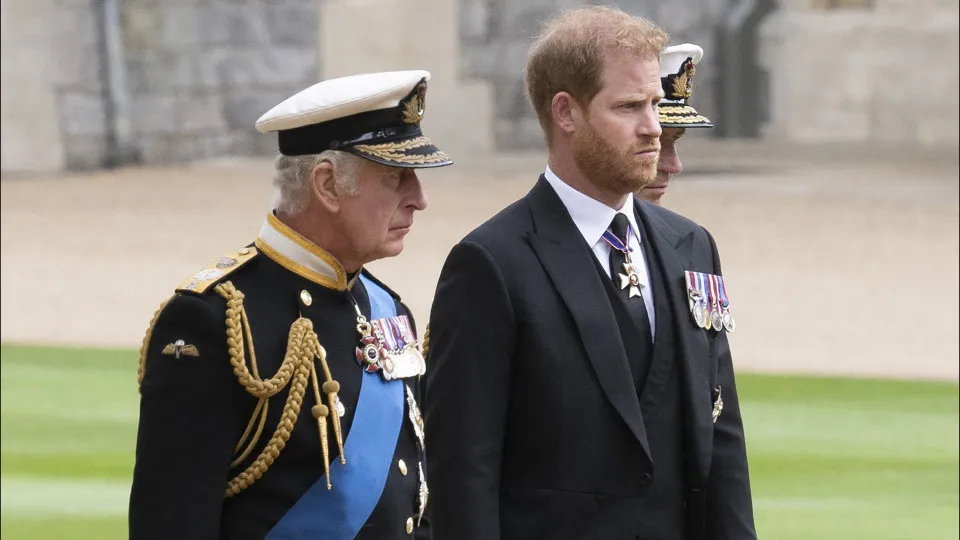 Charles fica 'irritado' e 'frustrado' com declarações do príncipe Harry