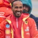 Chefe da Mercedes confessa que ficou de olho em Hamilton em estreia