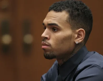 Chris Brown é liberado da prisão após Justiça conceder fiança milionária
