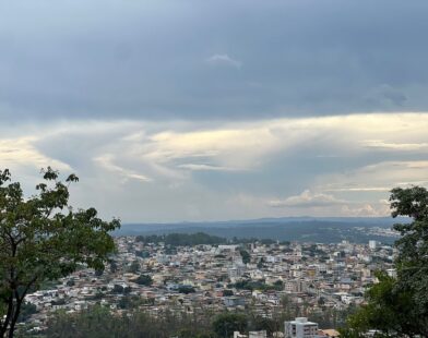 Chuva e céu nublado: veja a previsão do tempo para o feriadão no Centro-Oeste mineiro | Centro-Oeste