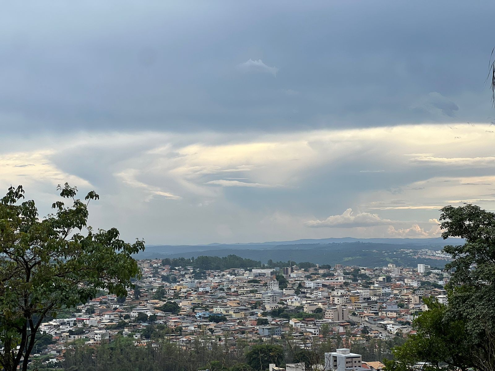 Chuva e céu nublado: veja a previsão do tempo para o feriadão no Centro-Oeste mineiro | Centro-Oeste