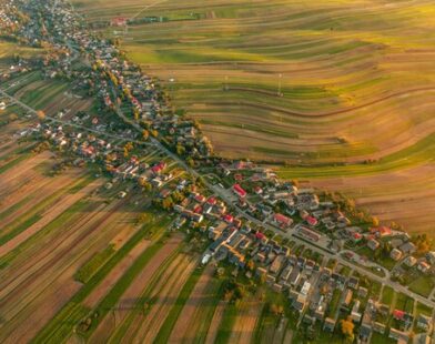 Cidade bizarra onde todos os 6.000 fazendeiros vivem na mesma rua