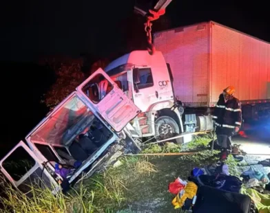 Colisão entre caminhão e van deixa nove mortos em Minas Gerais