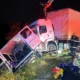 Colisão entre caminhão e van deixa nove mortos em Minas Gerais