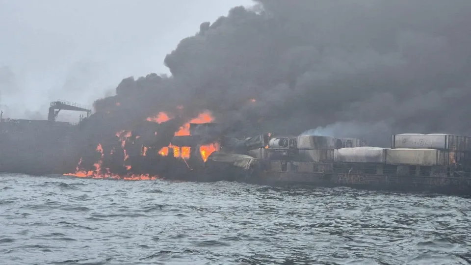Colisão entre navios causa incêndio com dezenas de feridos no Reino Unido