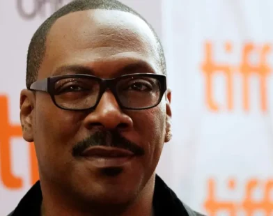 Com 'Um Tira da Pesada 4', Eddie Murphy resgata o carisma da franquia