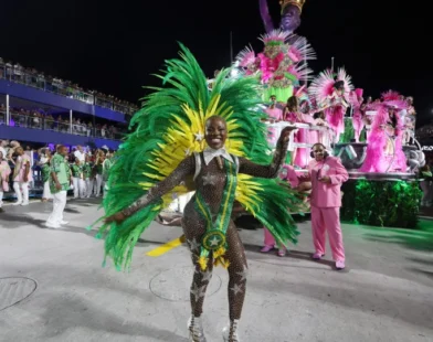 Com paradinhas e refrão forte, Mangueira empolga no primeiro dia de desfiles no Rio de Janeiro