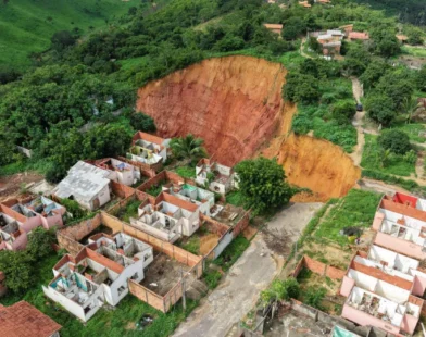 Crateras colocam cidade brasileira em estado de emergência