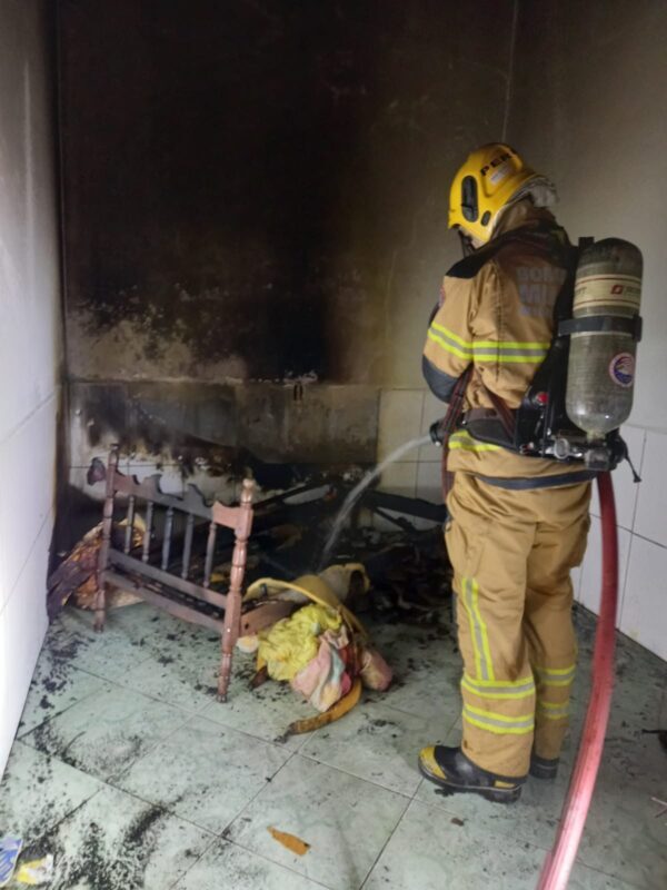 Criança brinca com isqueiro, coloca fogo na cama e incendeia a casa em Salinas