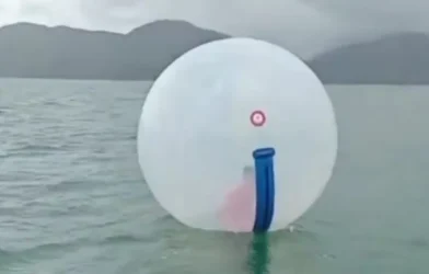 Criança fica à deriva em bolha inflável no mar no ES