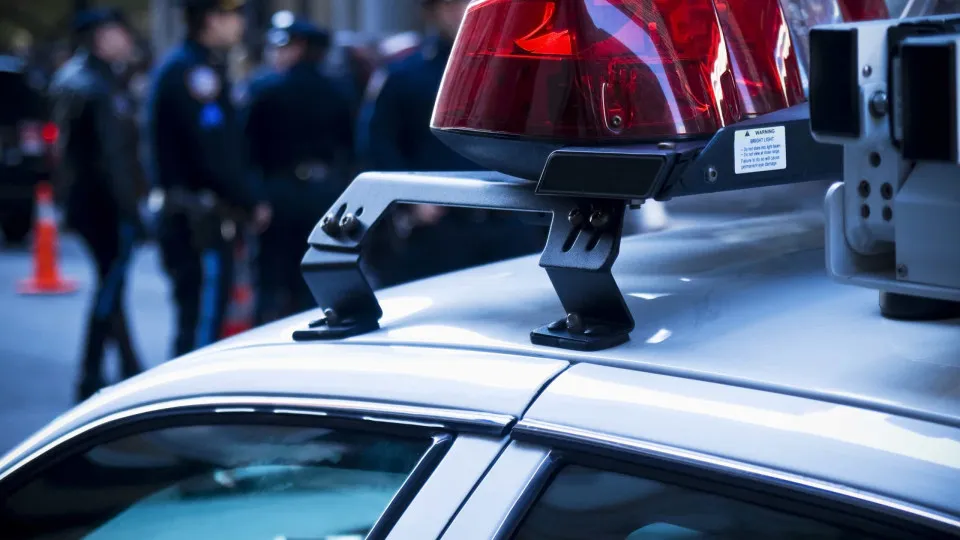 Criança liga para a polícia e mãe é presa por crime cruel no Texas