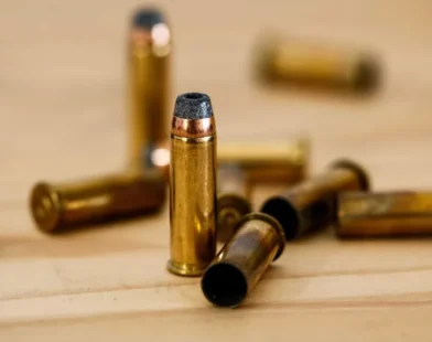 Criminosos invadem clube de tiro e roubam 30 armas na zona norte de SP