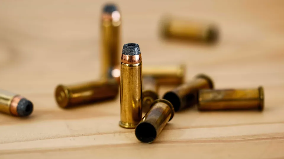 Criminosos invadem clube de tiro e roubam 30 armas na zona norte de SP