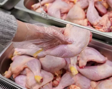 Crise se aprofunda e Brasil já perde seis mercados para a carne de frango