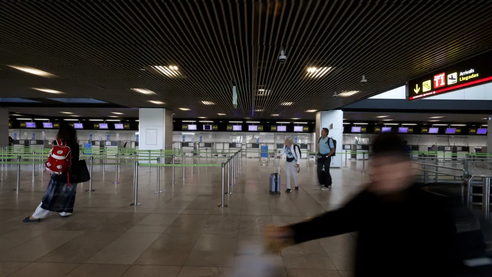 Crise social em Madri: centenas moram no aeroporto da capital