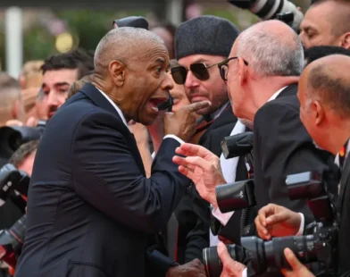 Denzel Washington se irrita com fotógrafo no tapete vermelho de Cannes