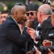 Denzel Washington se irrita com fotógrafo no tapete vermelho de Cannes