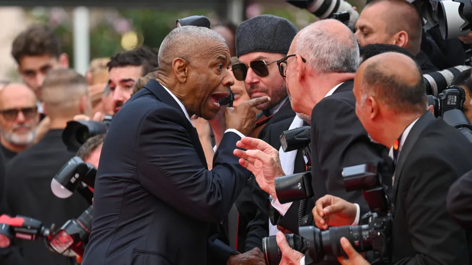 Denzel Washington se irrita com fotógrafo no tapete vermelho de Cannes
