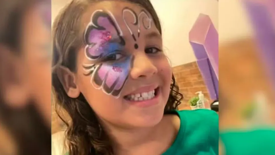 Desafio do desodorante continua após morte de menina e ganha variações no TikTok e no Kwai