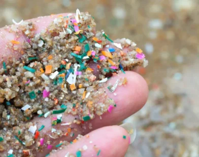 Desigualdade agrava problema dos microplásticos na água, dizem especialistas
