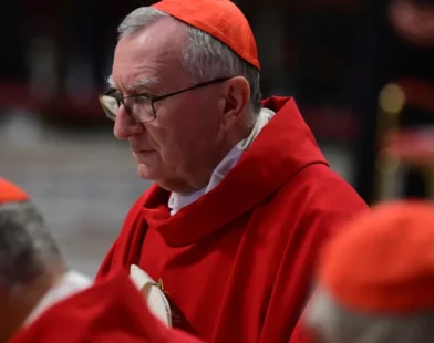 Diplomata e franco favorito a suceder Francisco, Parolin é um moderado aberto a reformas