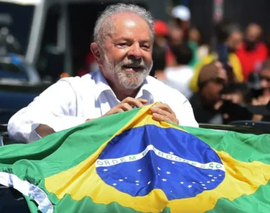 Documentário sobre Lula recebe aplausos em Cannes